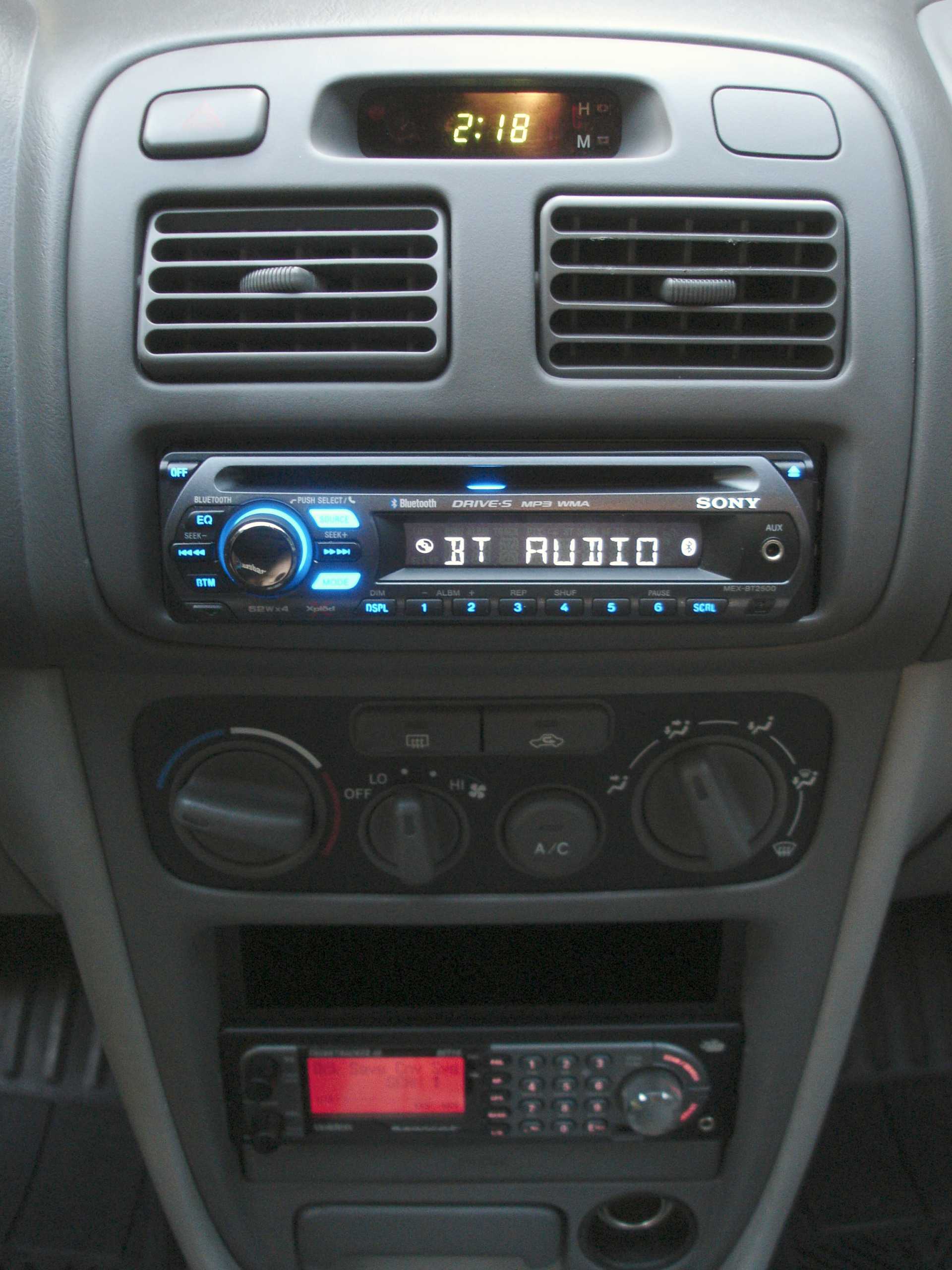 Car_dashboard_with_MEX-BT2500_head_unit_and_BCT-15_radio_scanner_installed_and_illuminated
