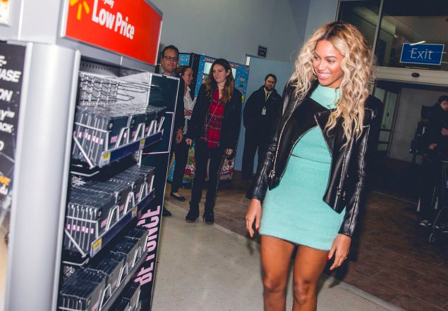 Beyonce’ Is Full of Surprises: She Buys Gift Cards for Every Customer in Walmart