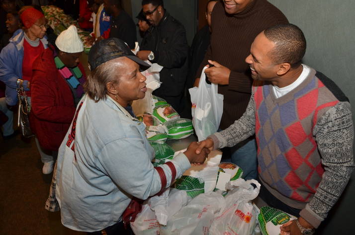 Mike Epps Gives back for Thanksgiving during filming of Sparkle
